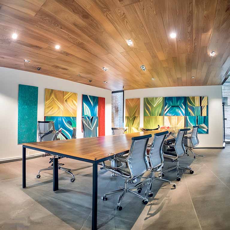 Sala riunioni con pannelli decorativi