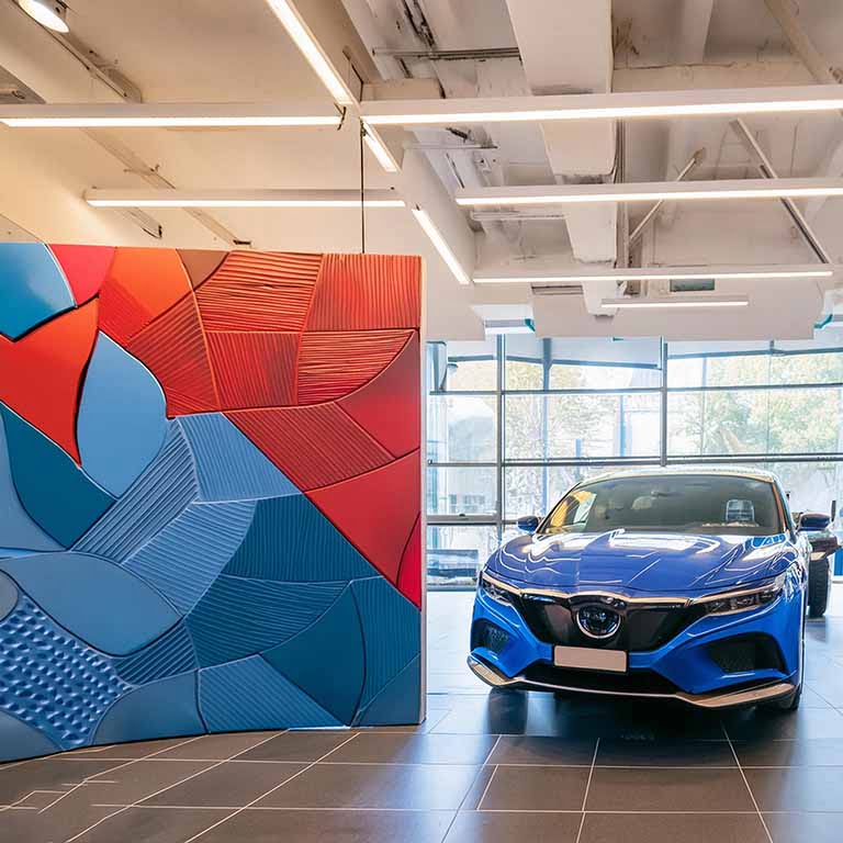 Showroom auto con pannello personalizzato